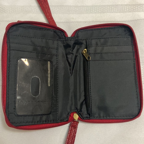 Red Croc Print Womens Wristlet Zippered Closure Wallet with Exterior Pocket - Picture 2 of 9